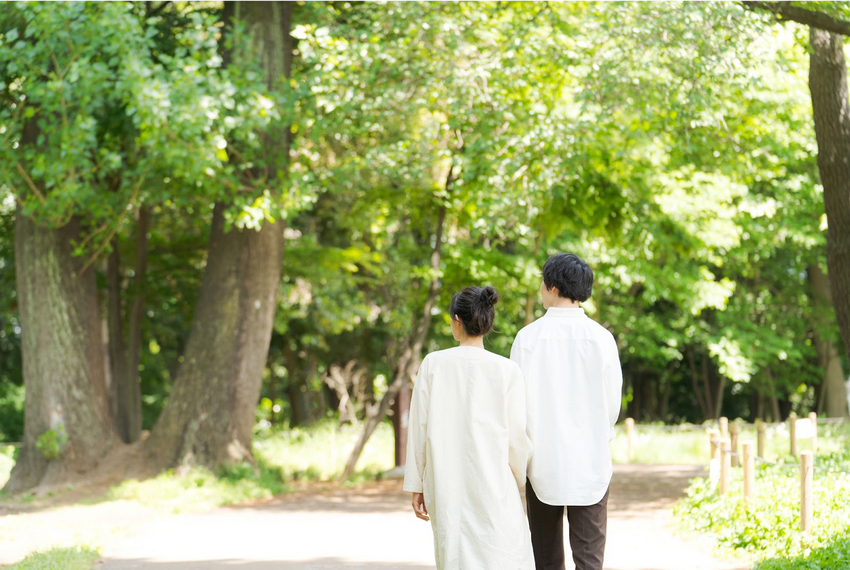 スズメバチを寄せ付けない服装と行動について